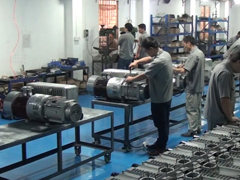 工人裝配現(xiàn)場(chǎng) 工人裝配現(xiàn)場(chǎng)